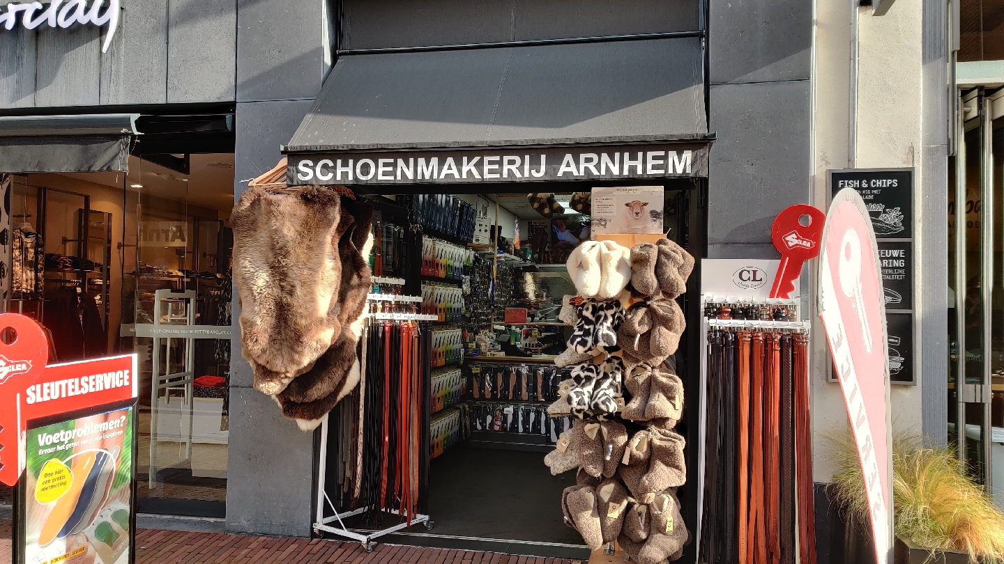 De winkel aan de Jansstraat in Arnhem, met schapenvachten en riemen bij de ingang