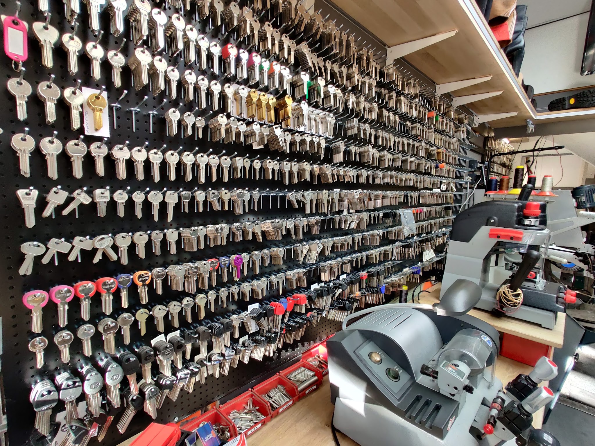 De sleutelwand en sleutelmachines in de winkel aan de Jansstraat in Arnhem