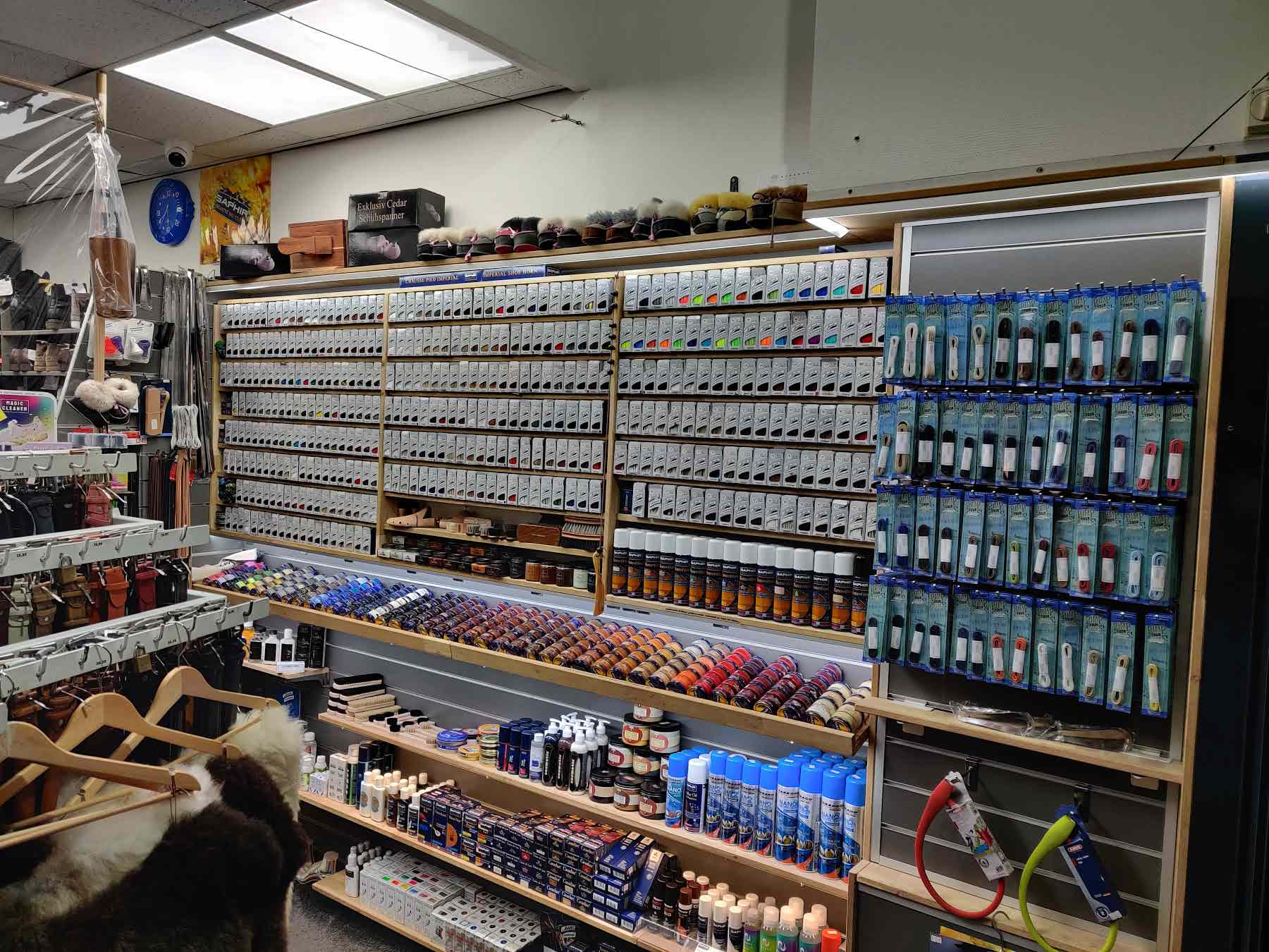 Wand met veters, schoenpoets en sprays in de winkel